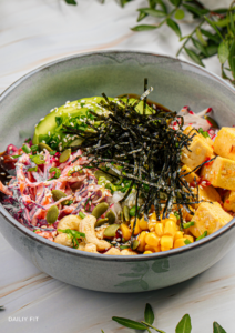 Kleurrijke poké bowl met verse groenten, noten en zeewier.