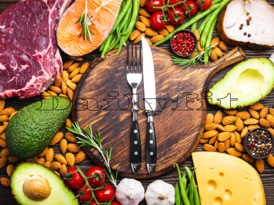Een kleurrijke en uitgebalanceerde samenstelling van gezonde voedingsmiddelen met de tekst 'daily fit' op de voorgrond, die de nadruk legt op gezonde voeding als onderdeel van een dagelijkse fitnessroutine.
