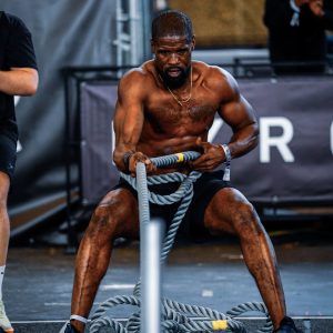 DFWS personal trainer voert intens touwtrekken uit tijdens Hyrox-wedstrijd