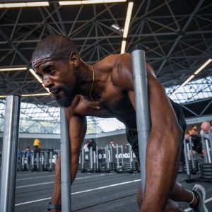 DFWS personal trainer voert een sled push uit tijdens Hyrox-evenement