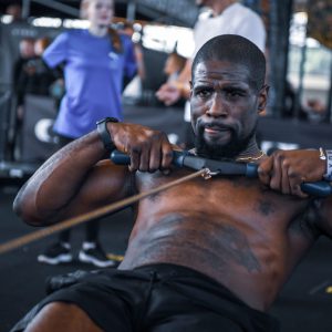 DFWS personal trainer geconcentreerd tijdens roeioefening op Hyrox-wedstrijd